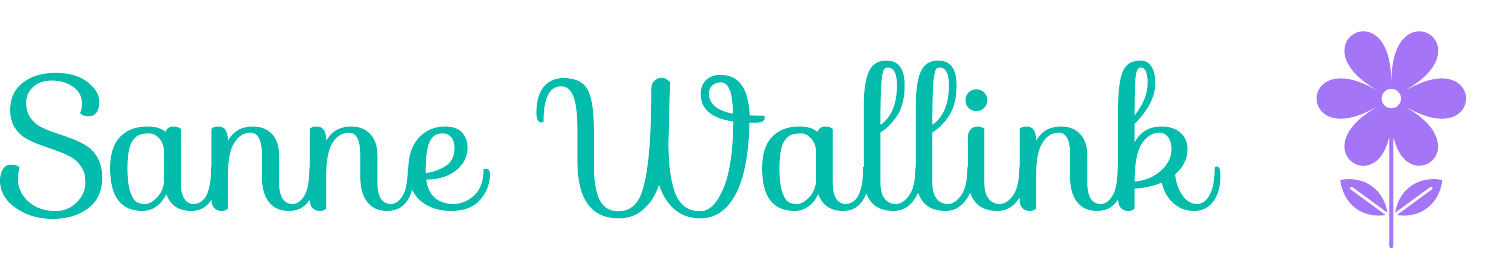 Logo van Sanne Wallink. Er staat de naam Sanne Wallink, daarnaast een bloem op een steeltje.